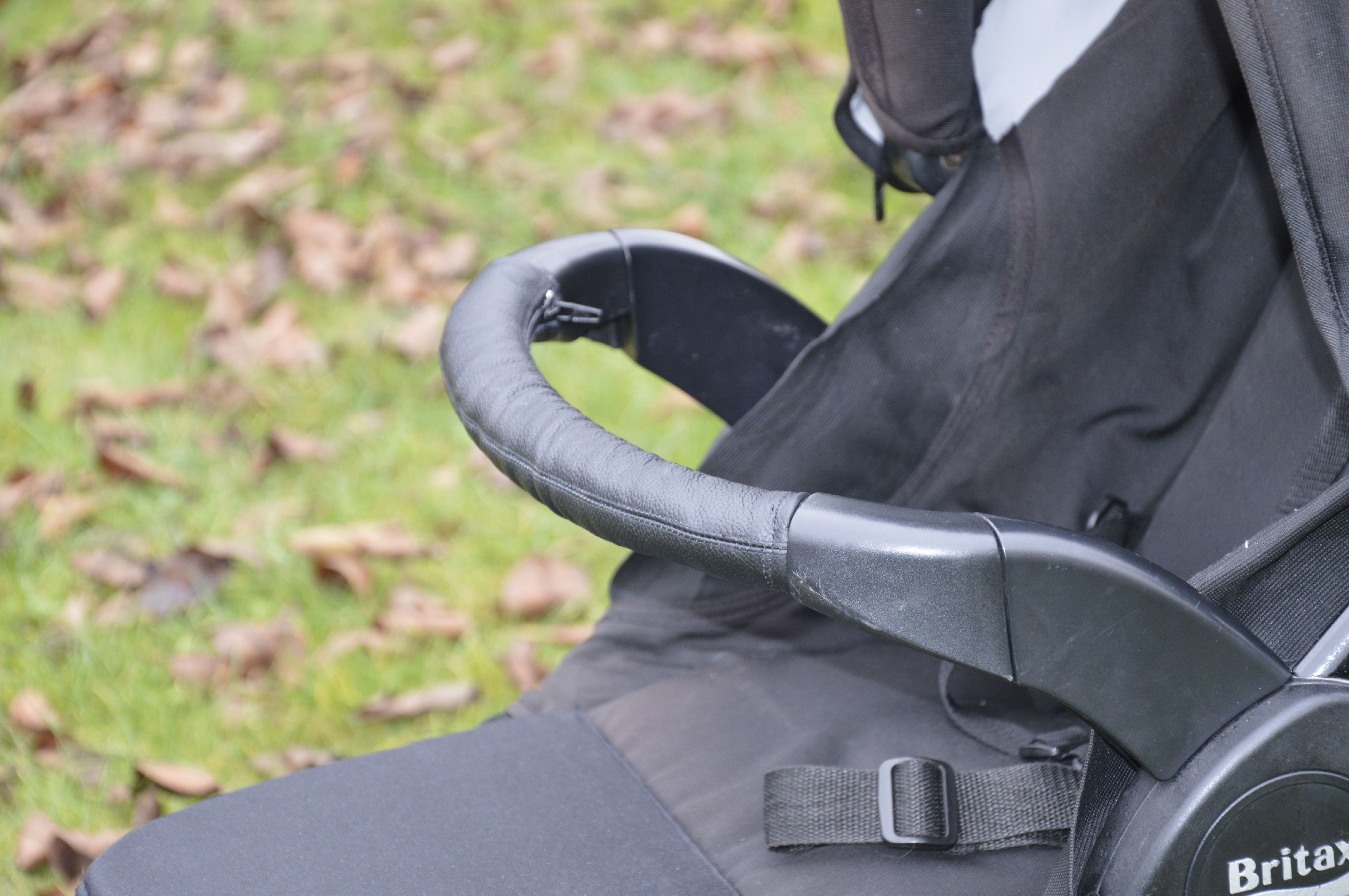 Ma-tata.cz Kožený potah na madlo kočárku - dítě Značka kočárku: Baby Design, Barva: hnědá, Model kočárku: Walker Lite - obrázek 4