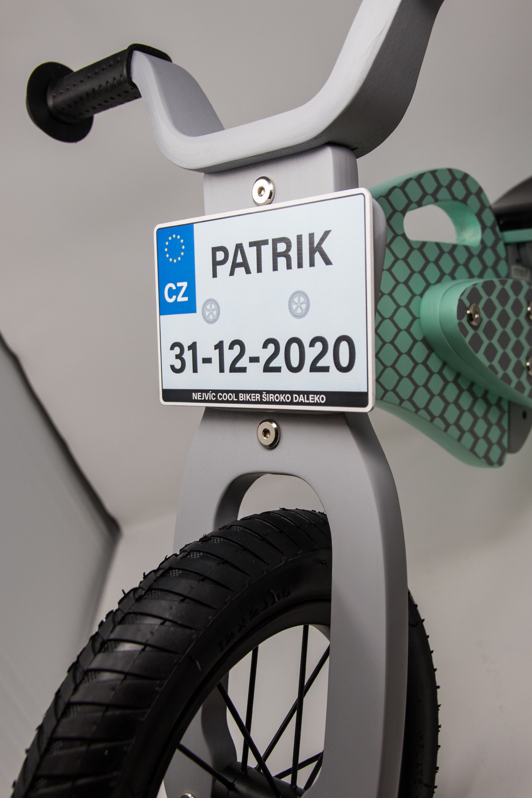 Dětske odrážedlo Enduro značky Toyz, dřevěné, barva mátová, s osobní SPZ Text na SPZ: Budoucí cyklistická star, Barva SPZ: růžová - obrázek 4