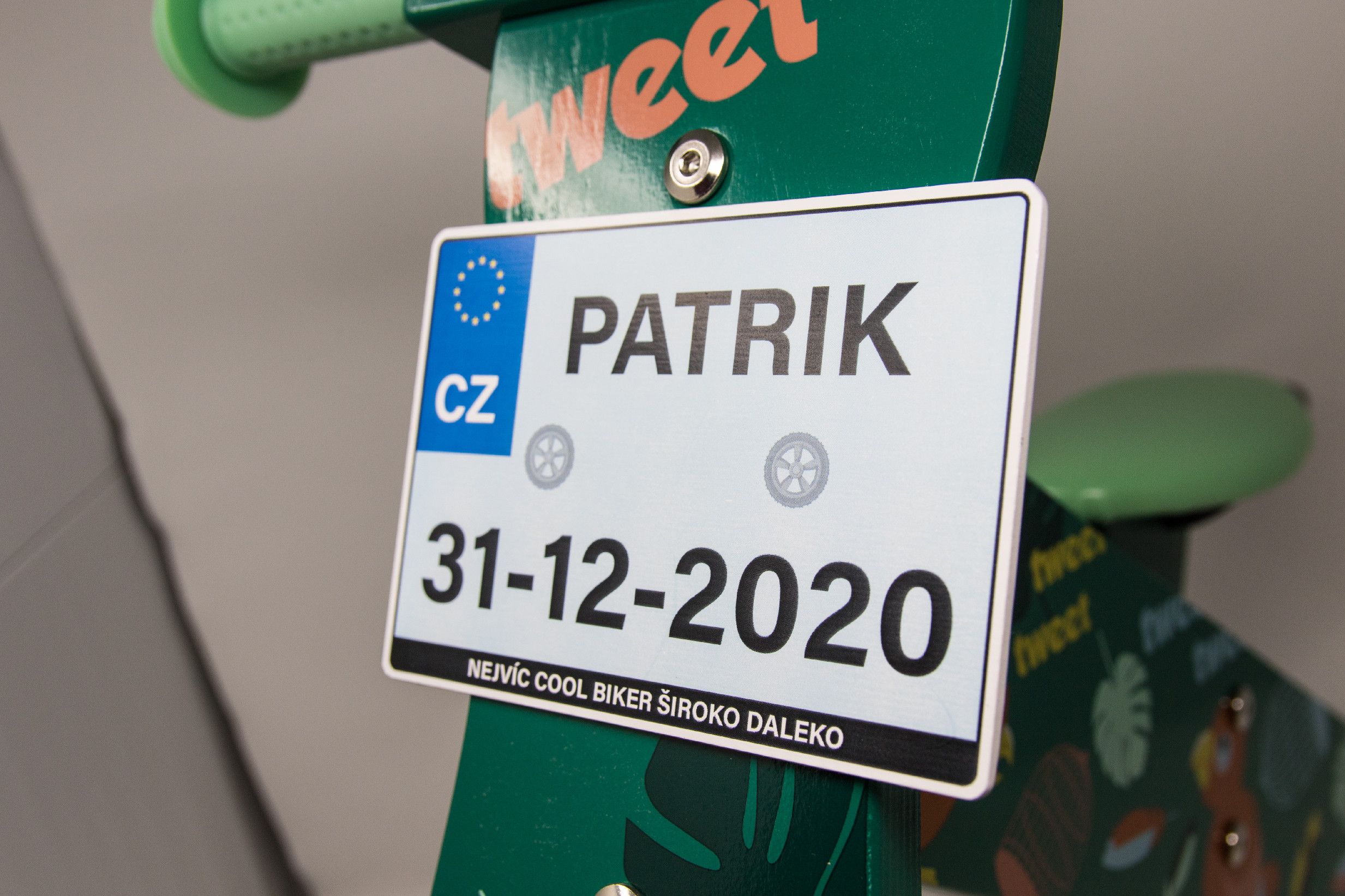 Dětské odrážedlo Zap značky Toyz, dřevěné, barva zelená, s osobní SPZ Text na SPZ: Nejvíc cool biker (bikerka) široko daleko, Barva SPZ: modrá - obrázek 4