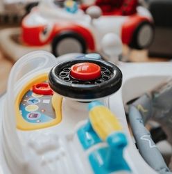 Dětské chodítko se zábavným odnímatelným panelem - CARS červené - 4Baby - obrázek 5