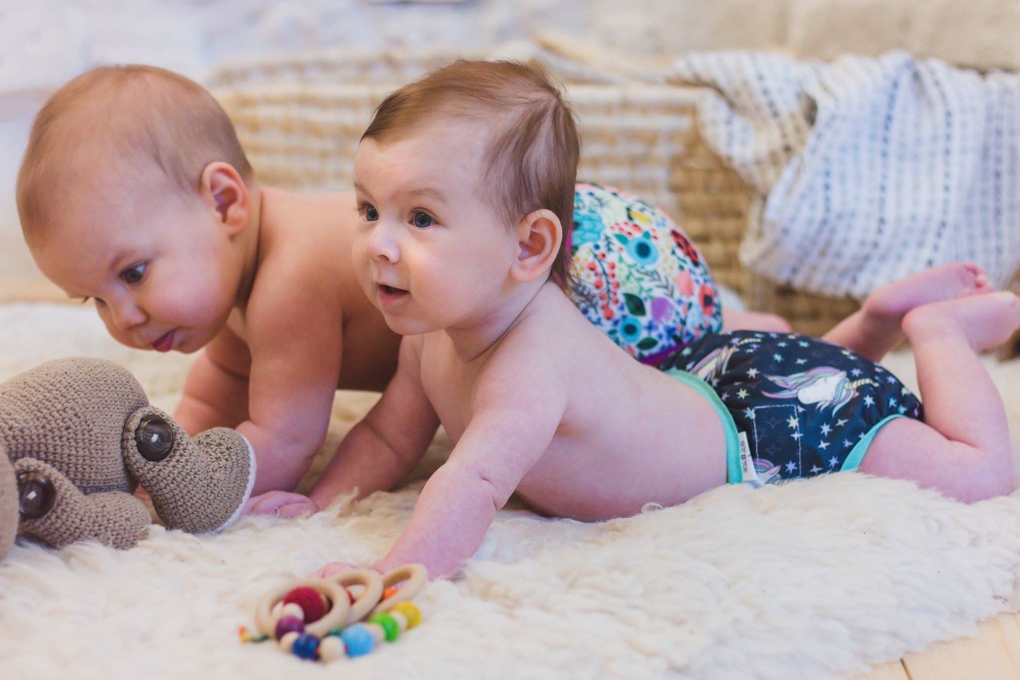 Breberky Svrchní kalhotky MINI bez křidélek - Trojúhelníčky duhové SZ, růžové patentky + růžové lemování - obrázek 3