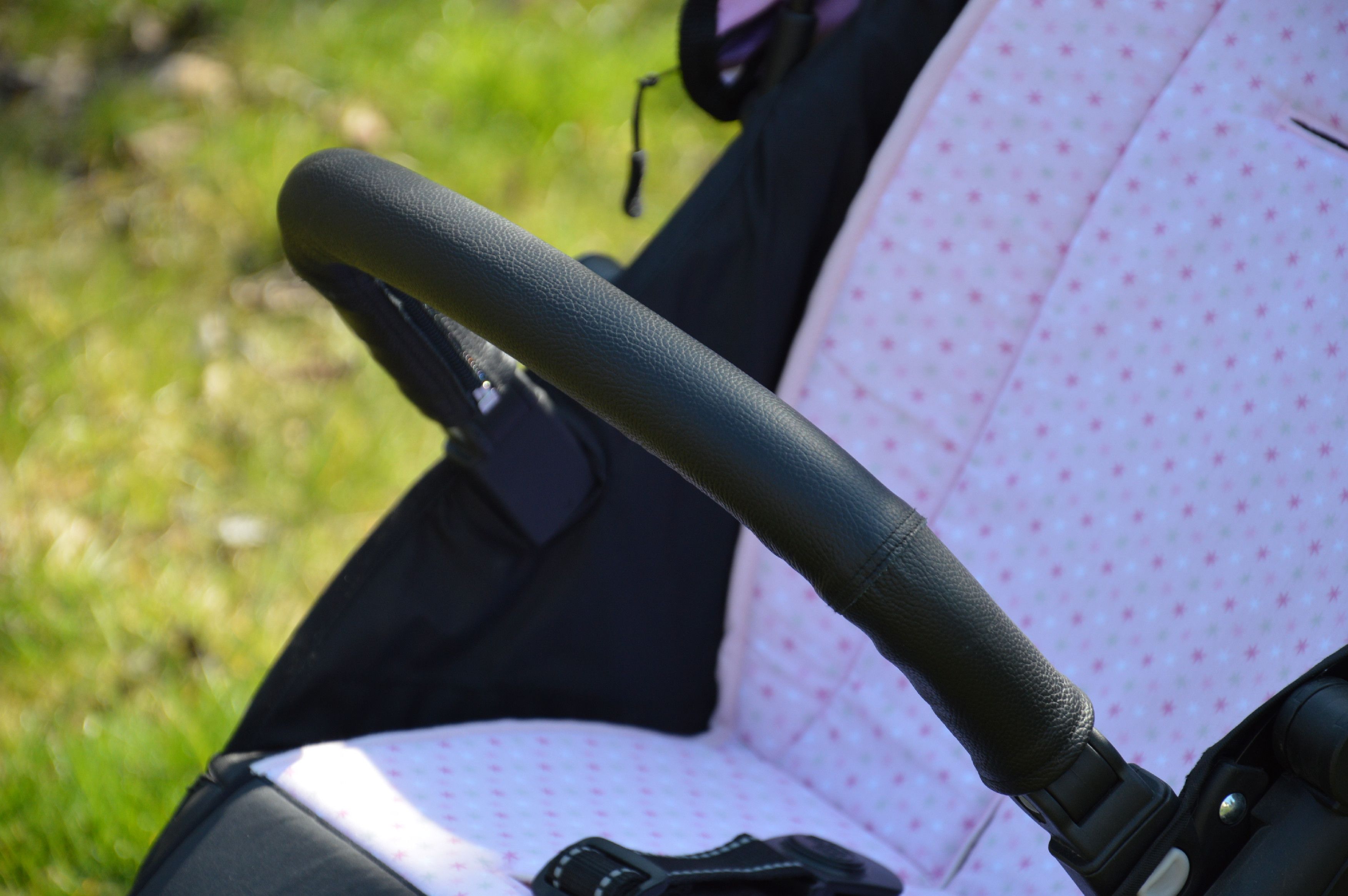 Ma-tata.cz Kožený potah na madlo kočárku - dítě Značka kočárku: Baby Jogger, Barva: černá, Model kočárku: City Mini GT - obrázek 1