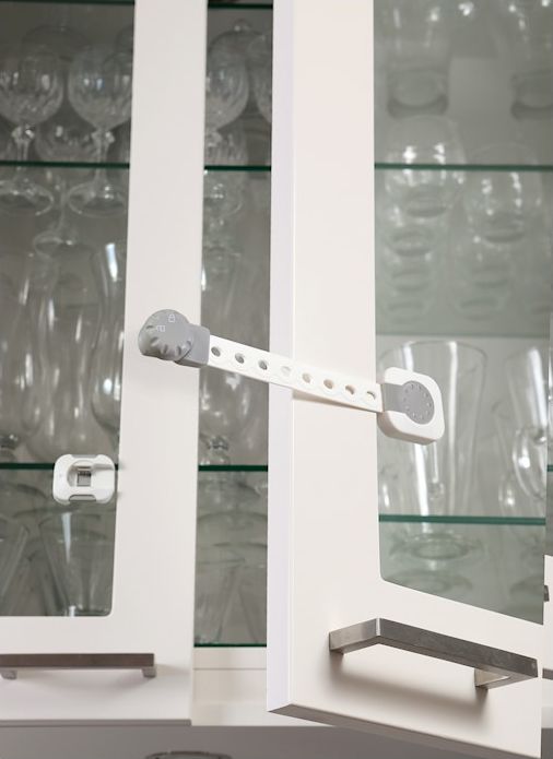 DREAMBABY Uzávěr bezpečnostní univerzální TWIST 'N LOCK šedá/bílá - obrázek 2